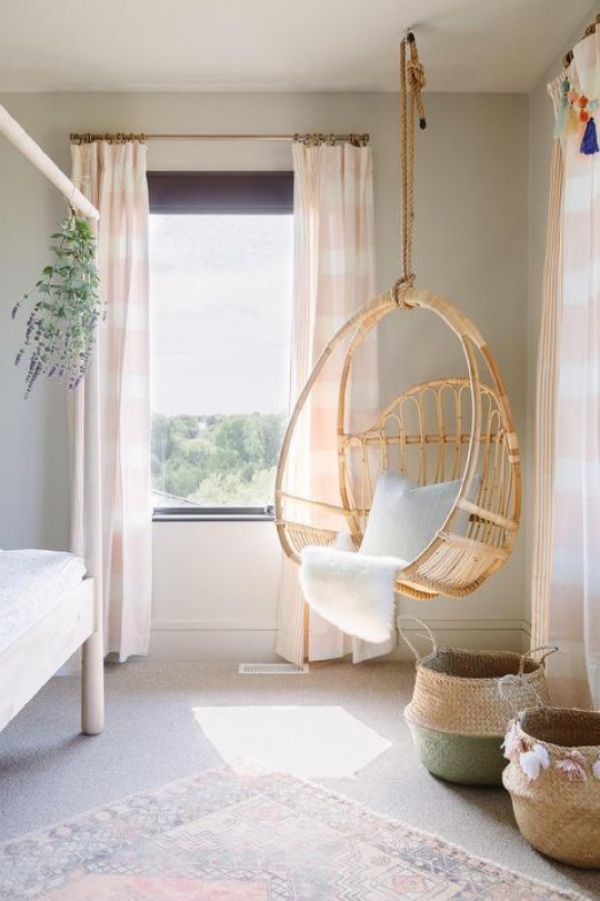 Kursi Gantung Rotan di Sudut Kamar